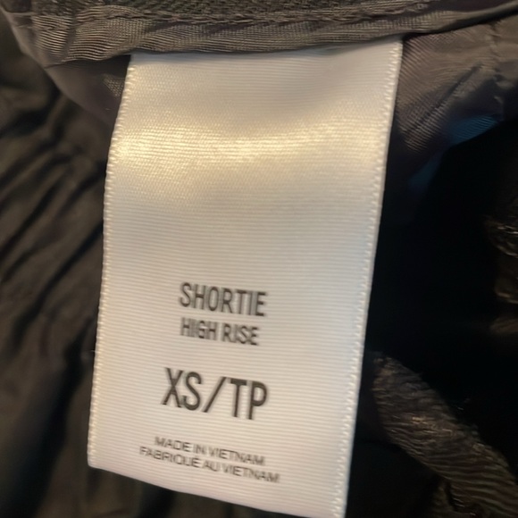 Express - size XS - black - Shortie High rise shorts - EUC - Picture 5 of 9